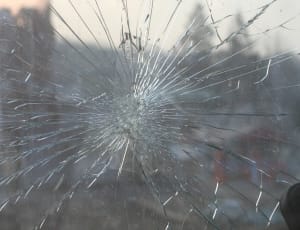 Qual a diferença entre para-brisa, vigia e vidros laterais. 