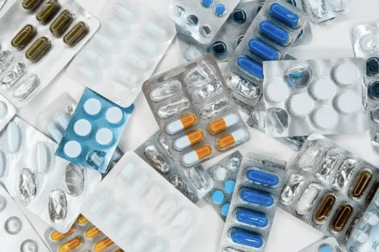 Uma porção de diferentes medicamentos de diferentes cores e marcas