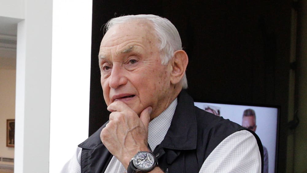 Les Wexner in 2014 with his hand on his chin.