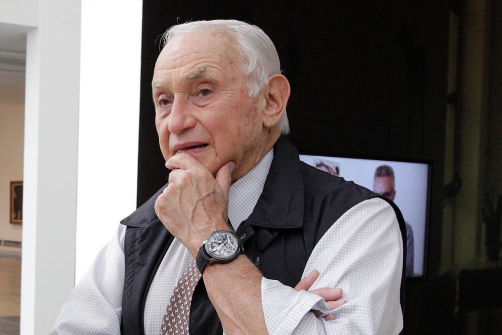 Les Wexner in 2014 with his hand on his chin.