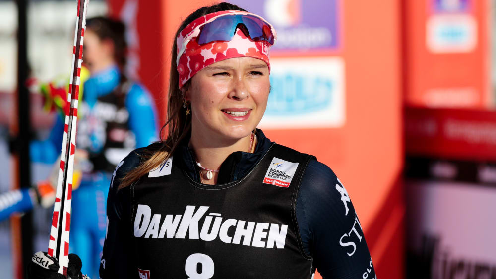 Annika Malacinski smiles with her ski outside.