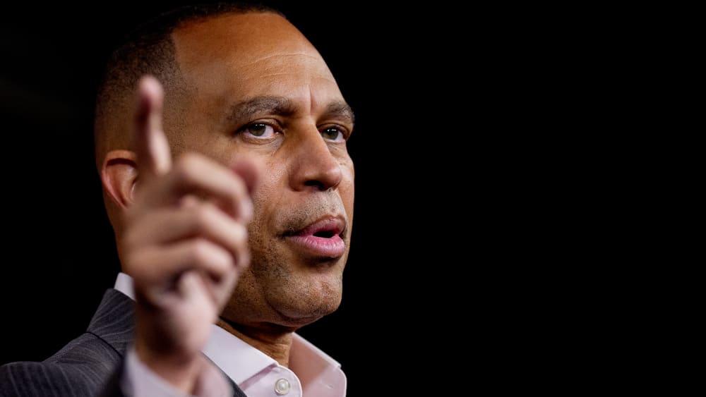 Hakeem Jeffries wags his finger.