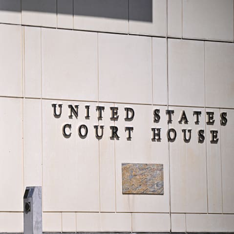 A courthouse entrance with the words "United States Court House" on the side of the building.