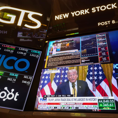 A television broadcasts President Donald Trump&rsquo;s tariff news on the floor of the New York Stock Exchange.