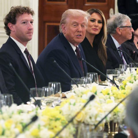 From left: White House “AI and Crypto Czar” David Scahs, Meta CEO Mark Zuckerberg, President Donald Trump, First Lady Melania Trump, and Microsoft founder Bill Gates sit together at a dining table.
