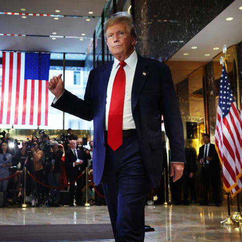 Donald Trumps poits at the journalists behind him.