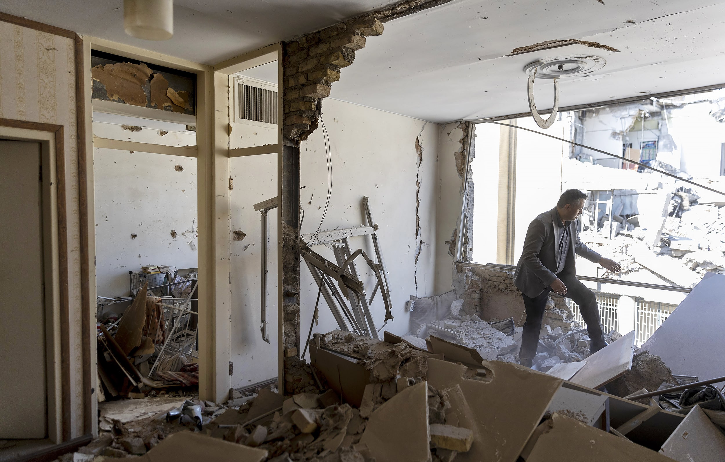 
                            Iran live updates: Drone strikes airport in Azerbaijan; war costing U.S. $1 billion a day, sources say