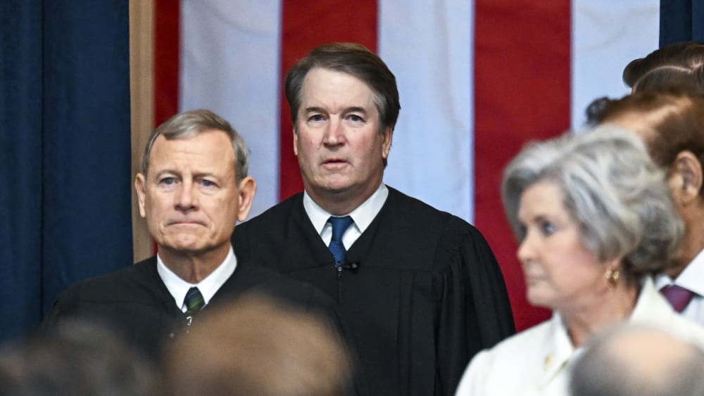 Supreme Court Chief Justice John Roberts and Justice Brett Kavanaugh.