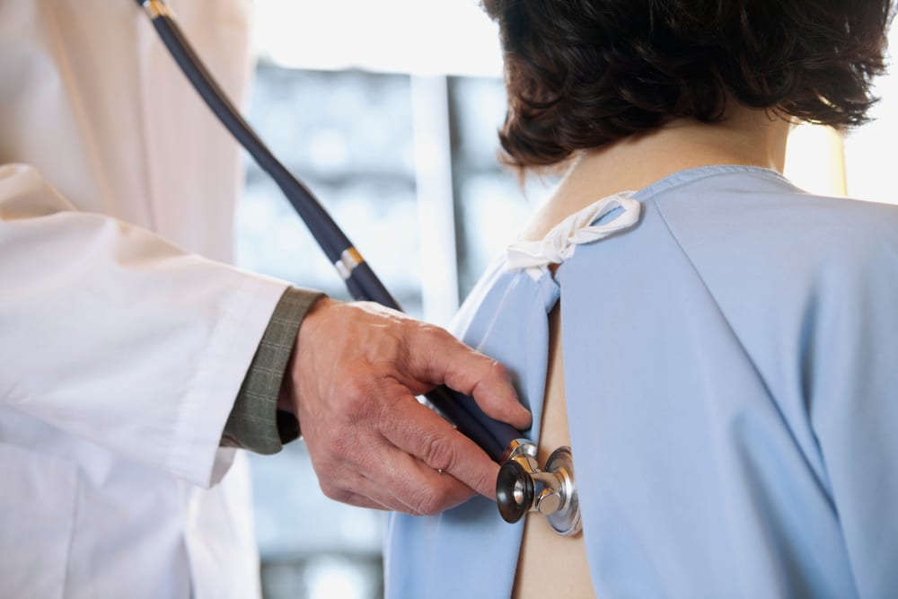 Image: A doctor examines a patient with a stethescope