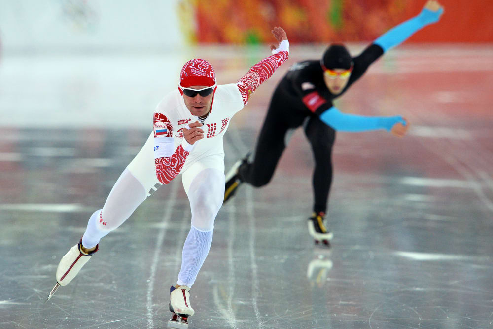Russia's Yevgeny Seryayev (L) and US Emery Lehman compete in the Men's Speed Skating 10000m, Feb. 18, 2014.