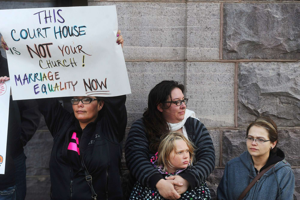 Supporters rally outside of the Federal Building and U.S. Courthouse in Sioux Falls, S.D., Friday, Oct. 17, 2014. (Photo by Jay Pickthorn/The Argus Leader/AP)
