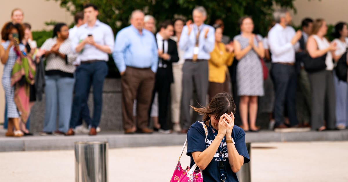 
                            New Trump policy makes thousands of federal workers easier to fire