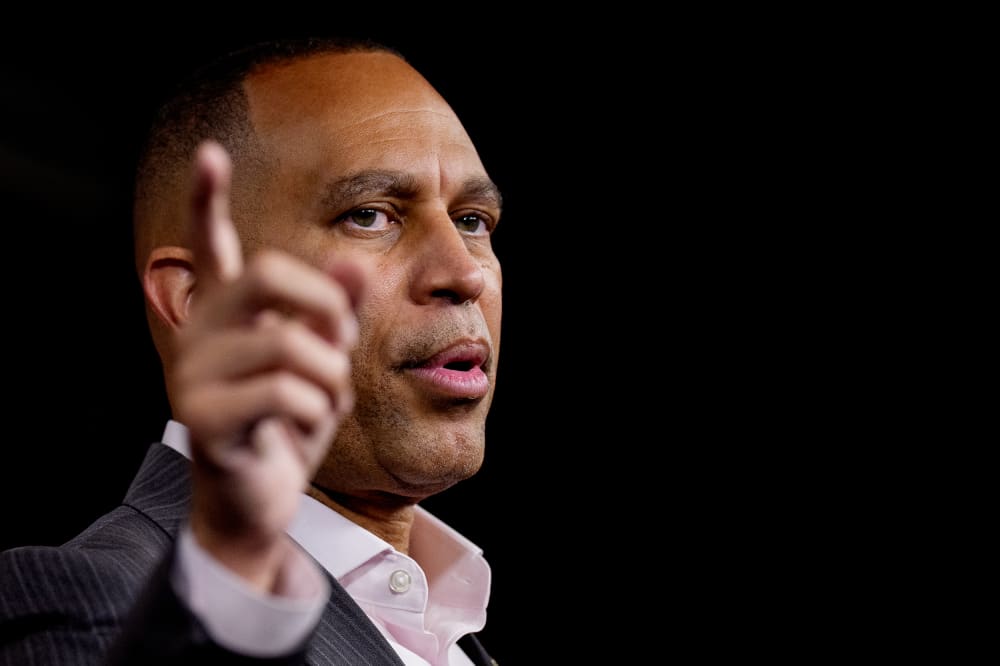 Hakeem Jeffries wags his finger.