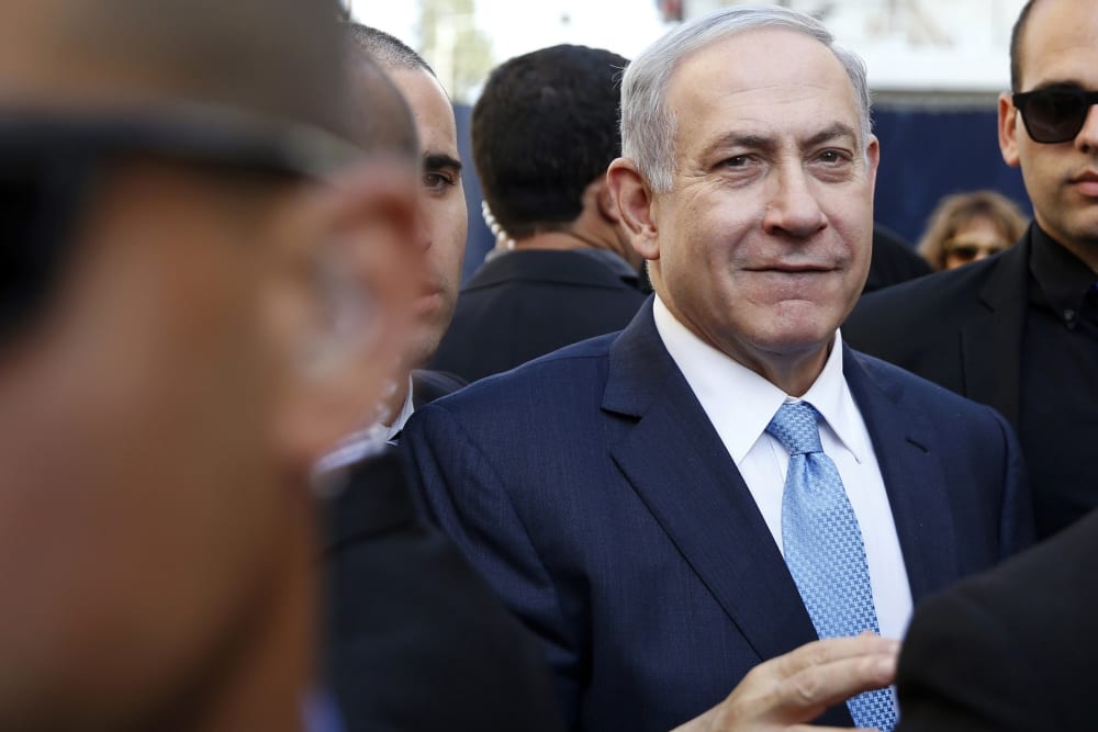 Israel's Prime Minister Benjamin Netanyahu (C) campaigns in the southern city of Ashkelon March 17, 2015.