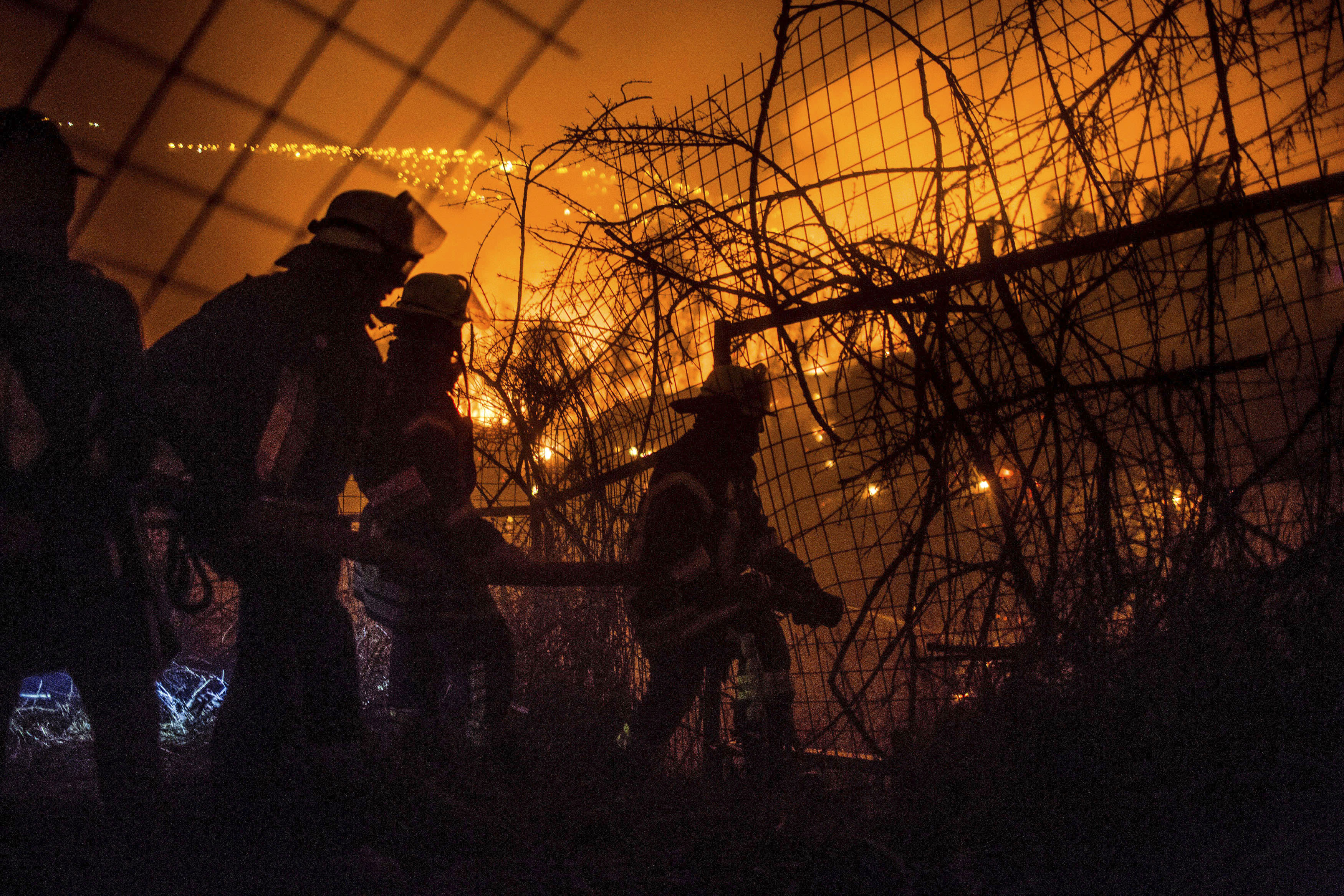 Firefighters work to put out a forest fire in the hills of the port city of Valparaiso, Chile, March 14, 2015. Thousands of people were evacuated from around Valparaiso on Friday as a forest fire raged out of control. (Photo by Pablo Sanhueza/Reuters)