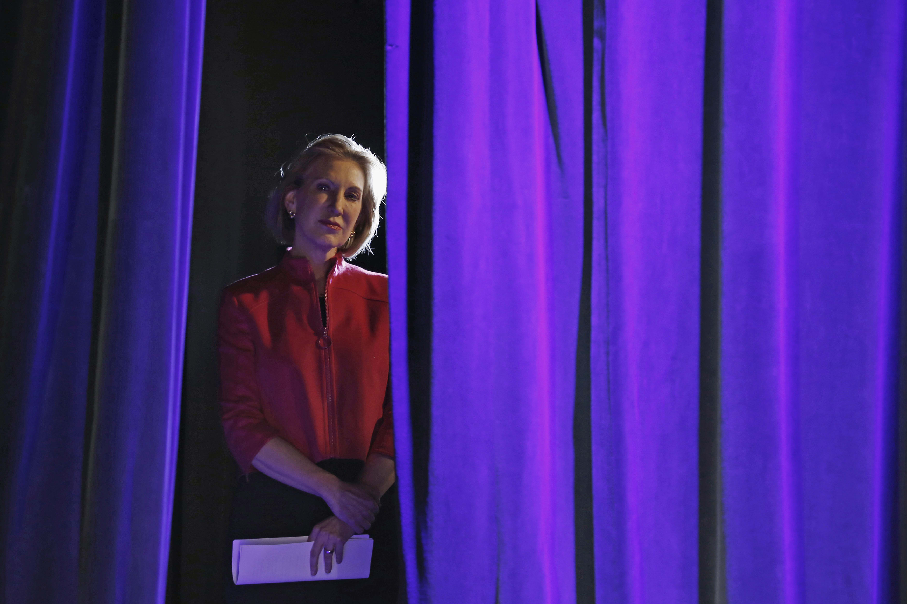 Former Hewlett-Packard Co Chief Executive Officer Carly Fiorina listens to her introduction from the side of the stage at the Freedom Summit in Des Moines, Ia., Jan. 24, 2015. (Photo by Jim Young/Reuters)