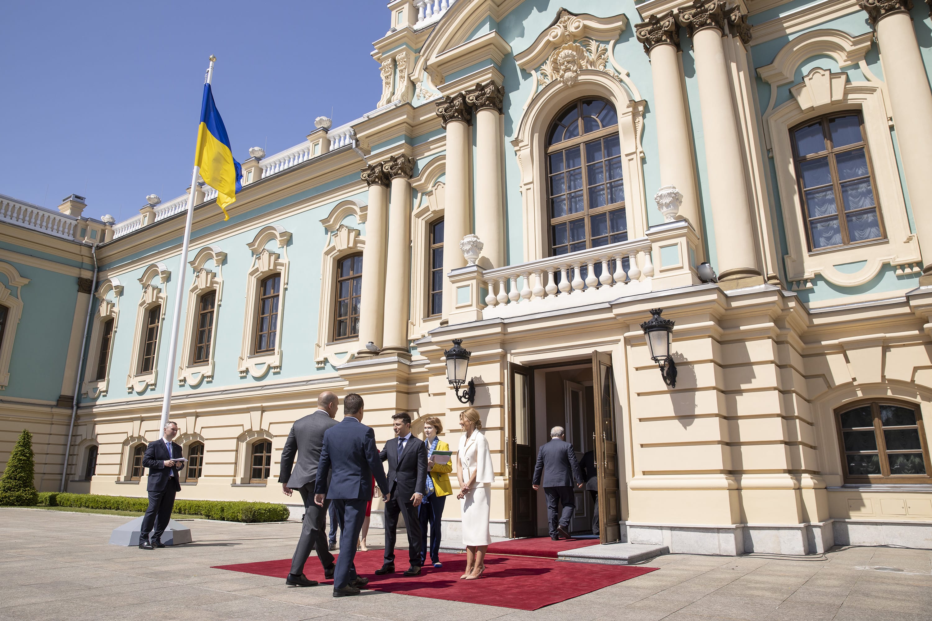 Ukraine : Volodymyr Zelensky réclame l'anticipation d'un prêt européen pour l'armement