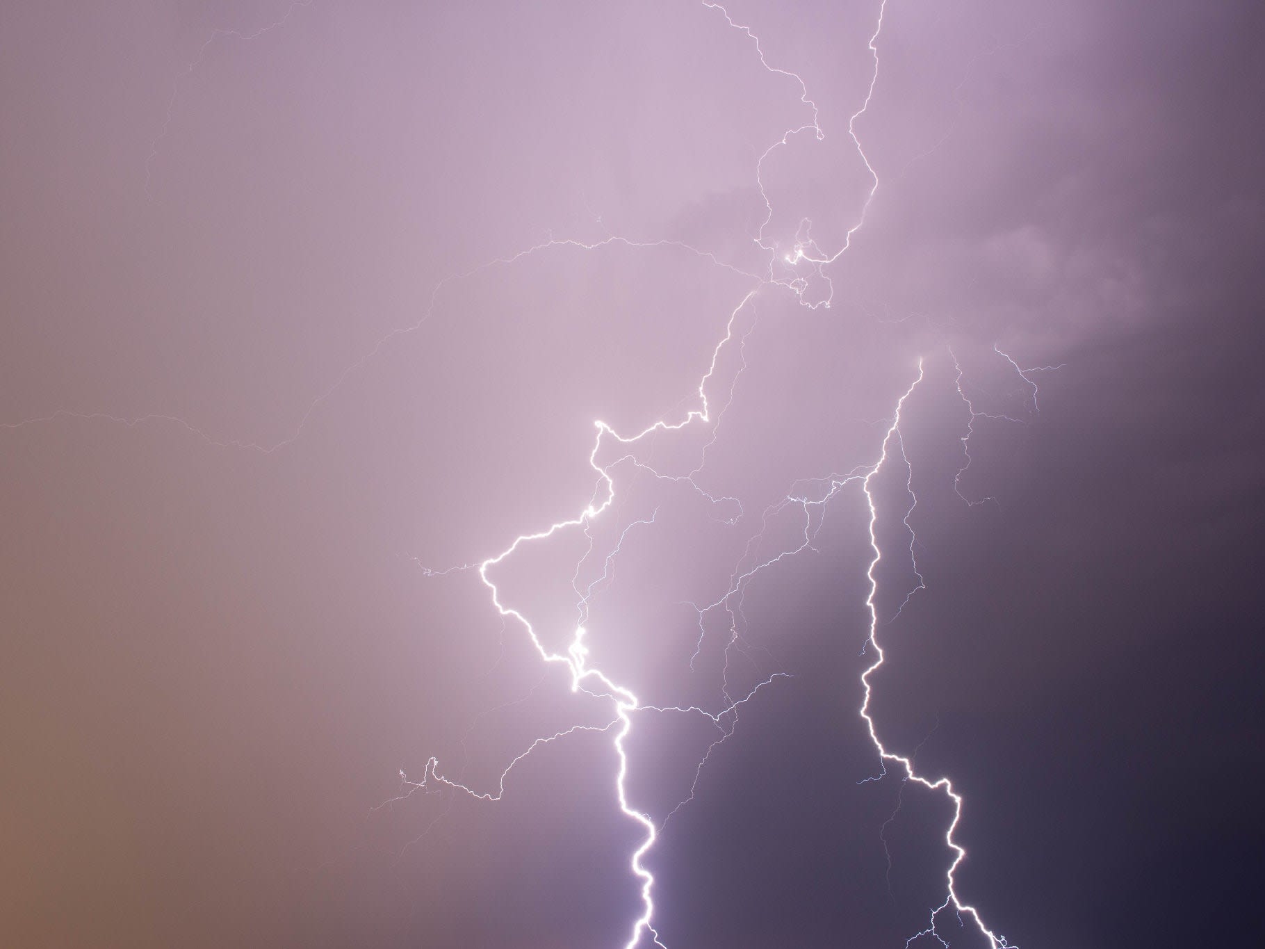 Orages : douze départements de l'ouest et du centre placés en vigilance orange
