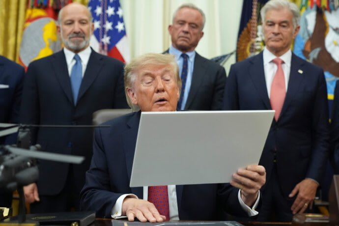 États-Unis : l'approbation de Donald Trump baisse à 33 % selon un sondage