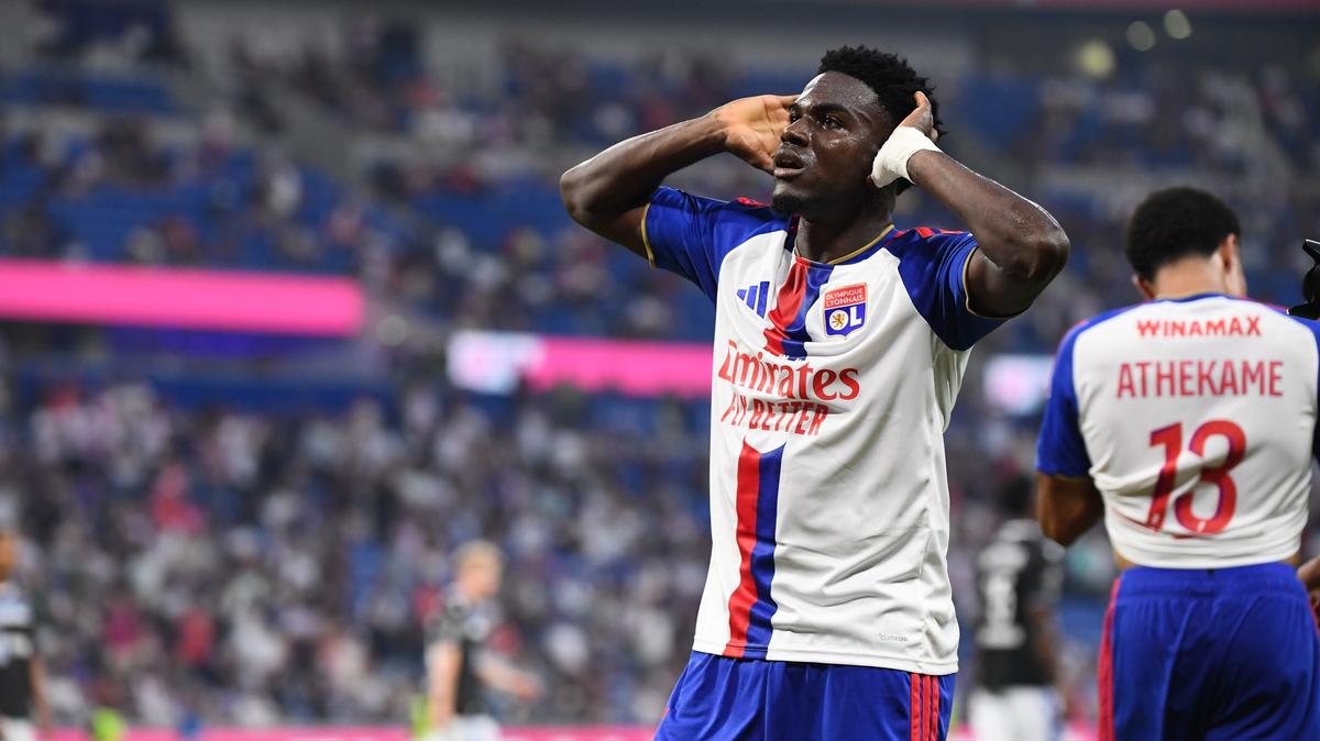 Ligue 1 : battant Auxerre, l'Olympique Lyonnais prend provisoirement la tête du championnat
