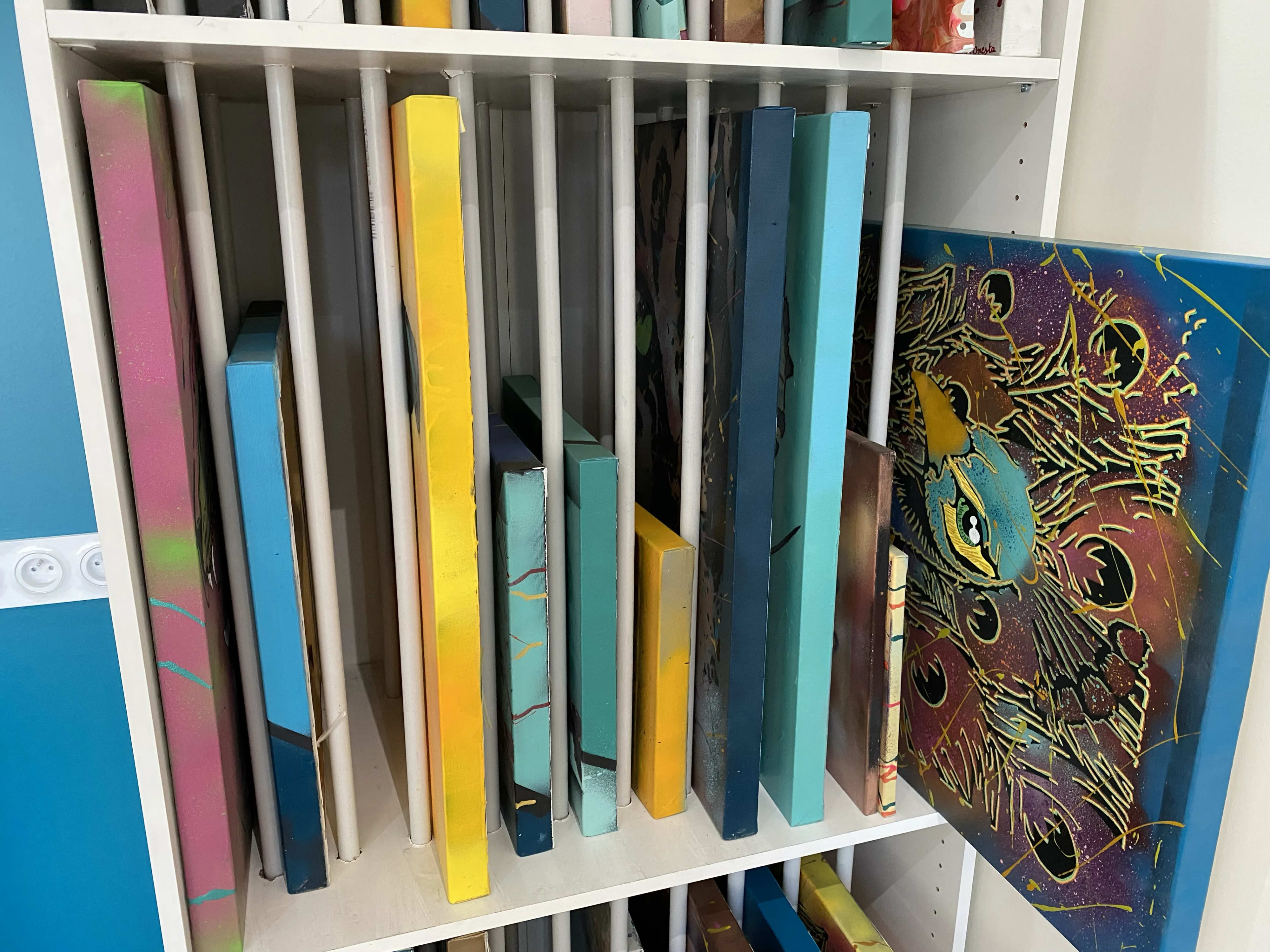 Comment créer un rangement à toiles DIY quand on est artiste (solutions simples et durables)
