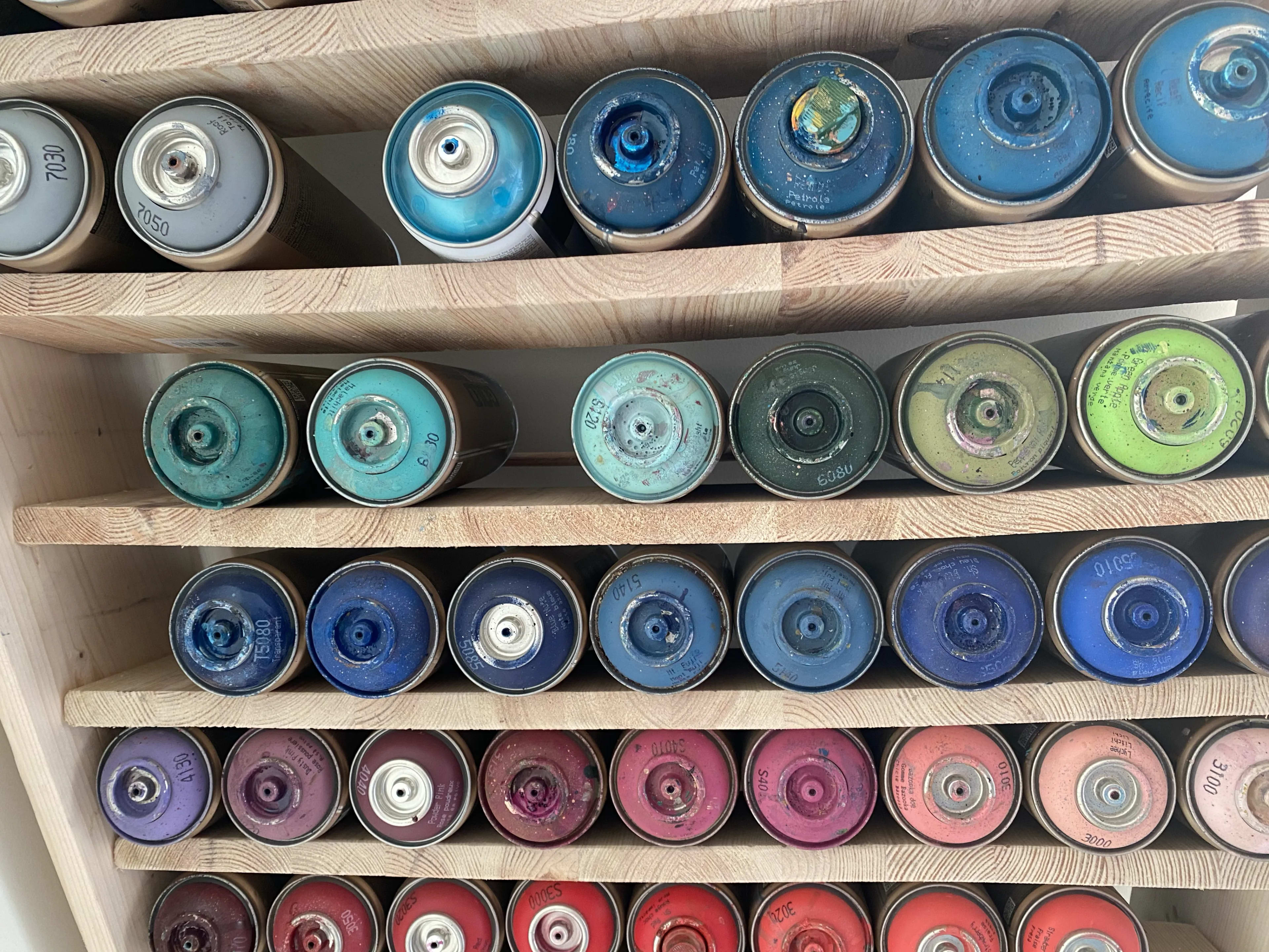 Créer un meuble à aérosols DIY pour son atelier d’artiste