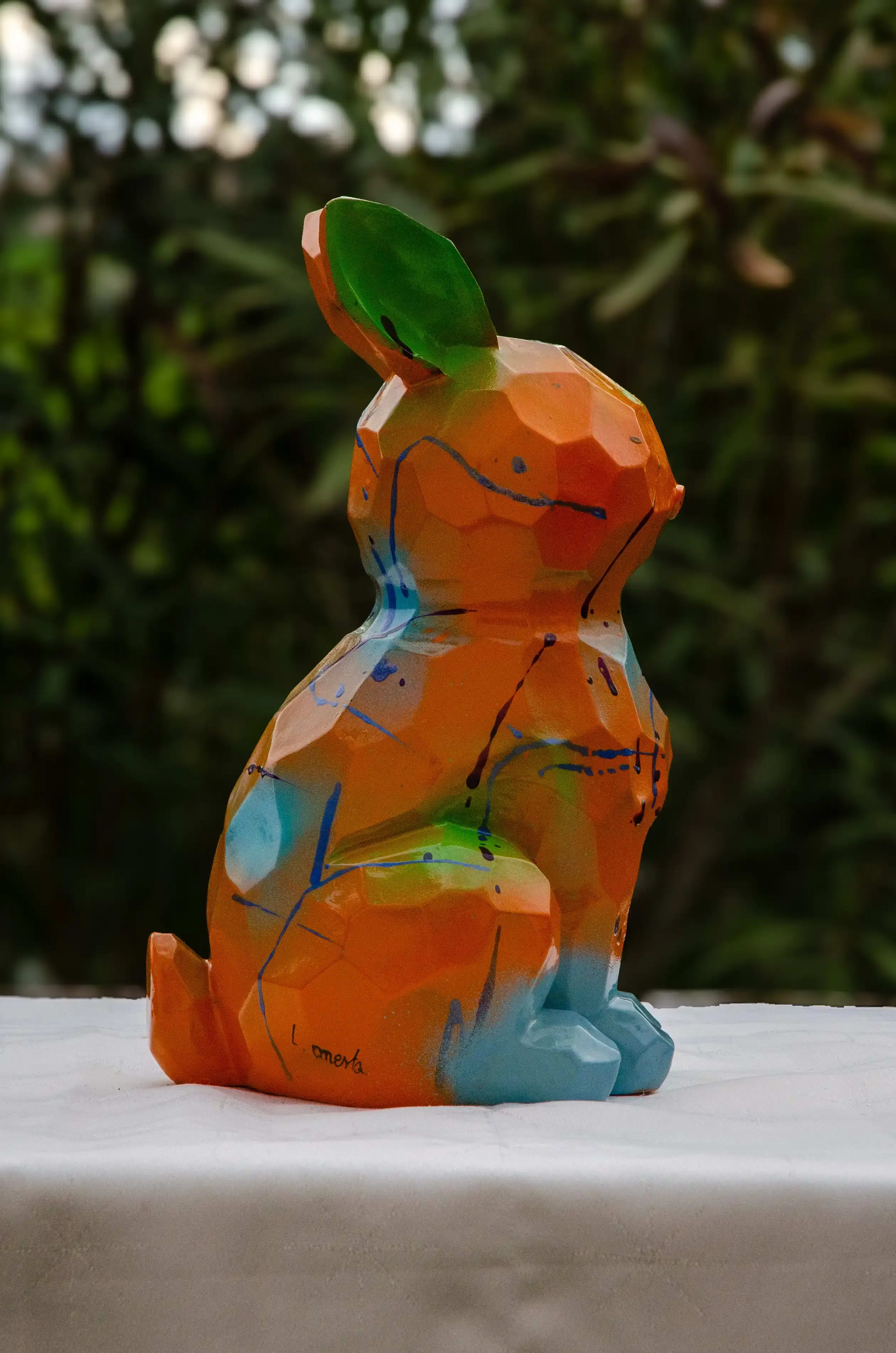 Carotène - Statue de lapin en résine orange 1