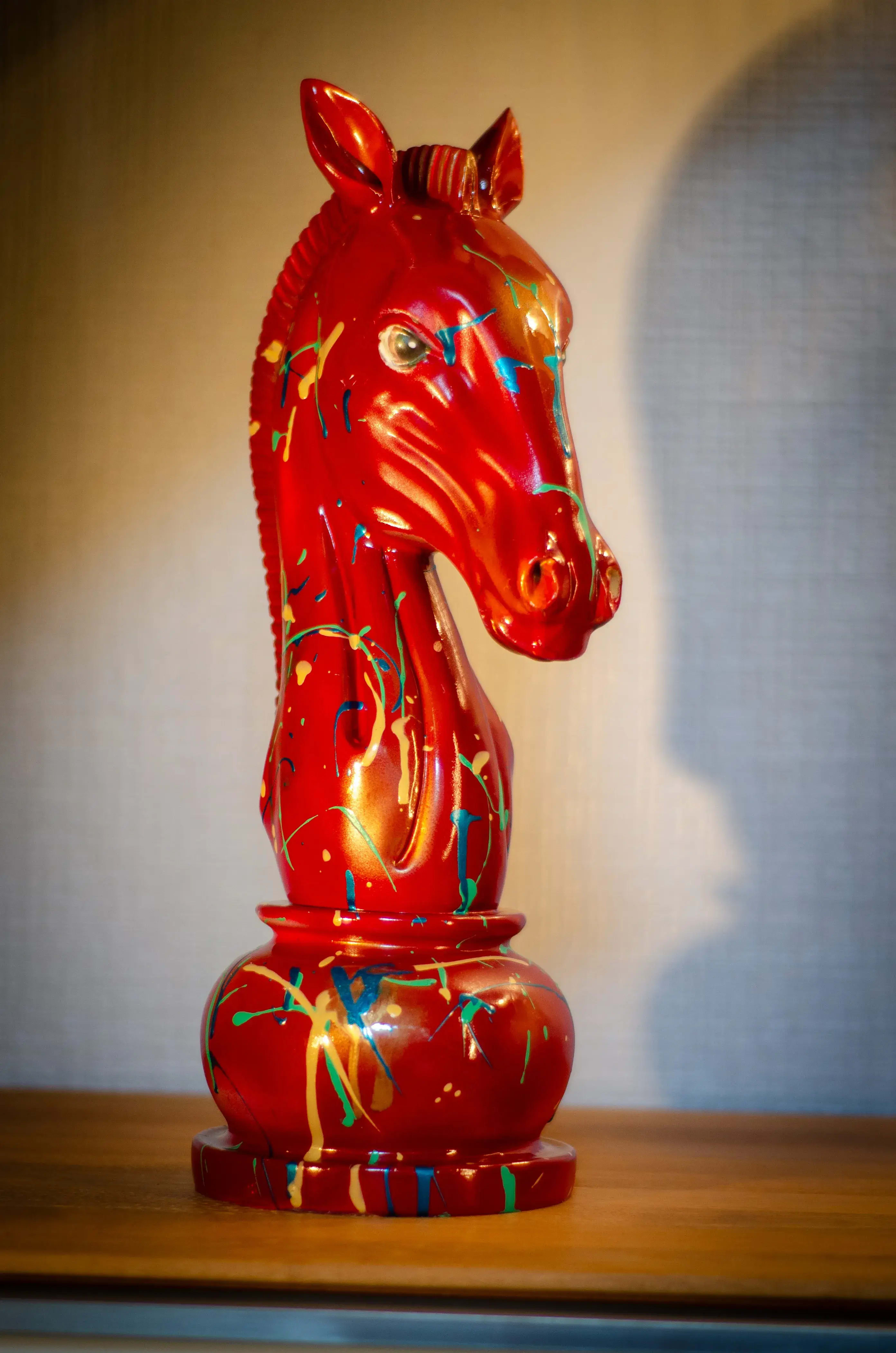 Le Cavalier Incandescent - Cheval en résine rouge 1
