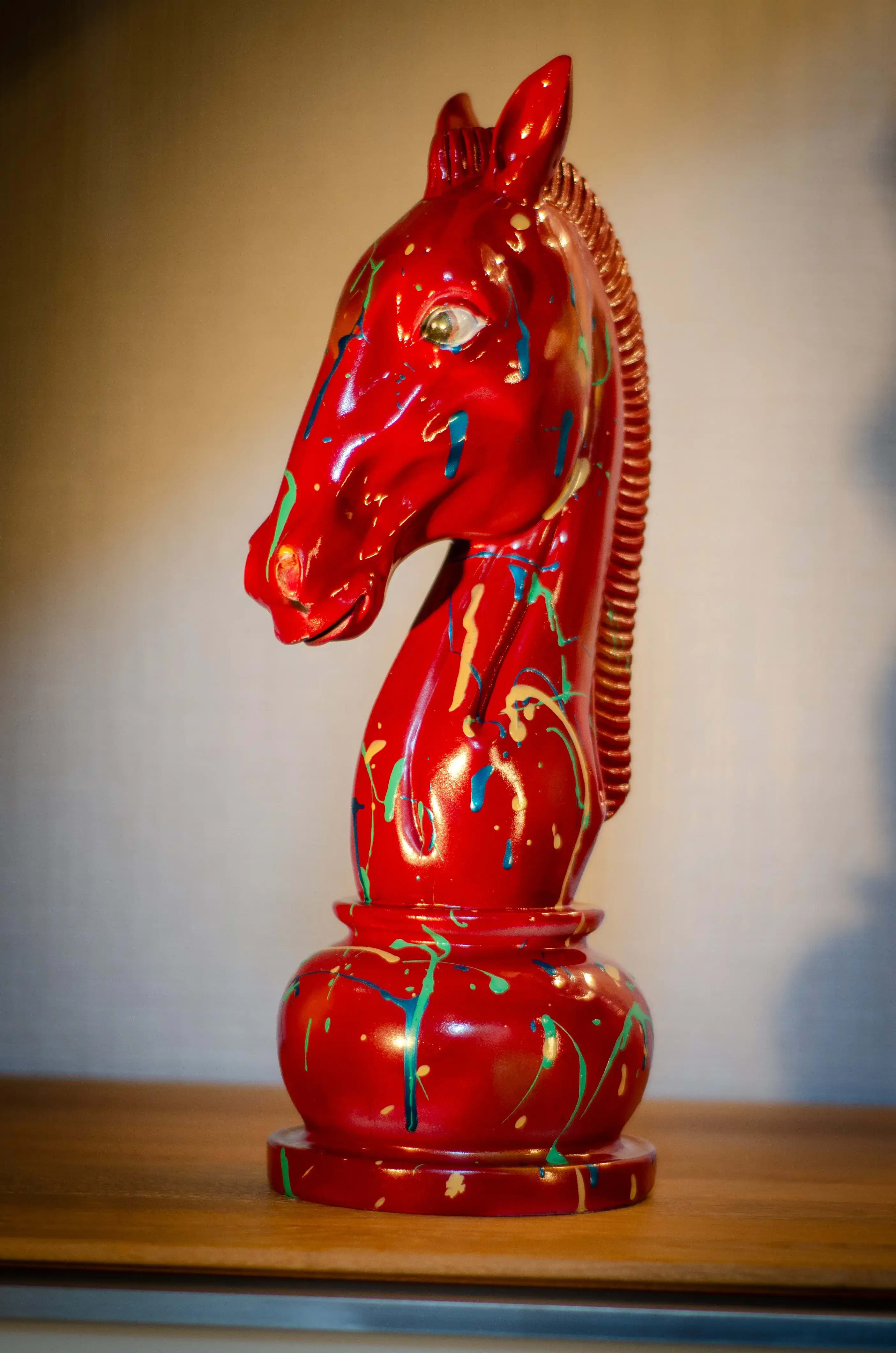 Le Cavalier Incandescent - Cheval en résine rouge 2