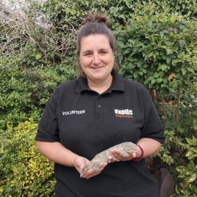 Volunteer Ruth holding a lizard