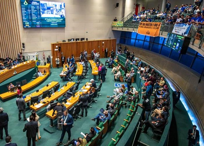 CLDF libera R$ 10 milhões e adia validade de concursos; saúde é cobrada