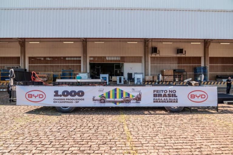BYD chega a histórica marca de 1.000 chassis para ônibus elétricos produzidos no Brasil