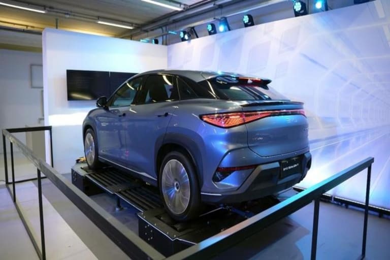 BYD faz experiência inédita com test drive dentro do estande
