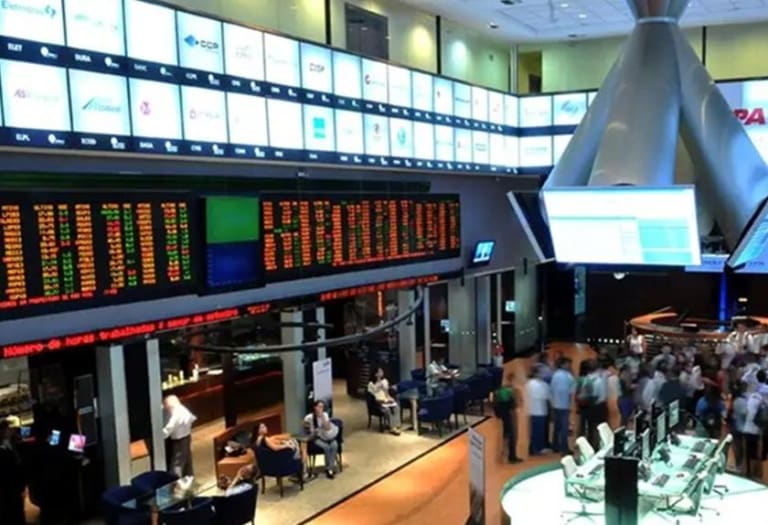 Ibovespa fecha em alta pela sétima vez seguida e dólar valoriza