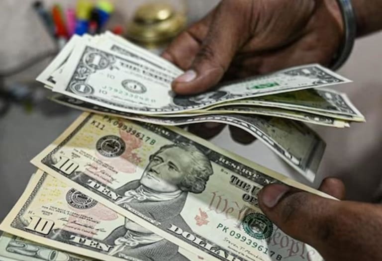 Ibovespa sobe pela oitava vez, enquanto dólar avança após fala do Fed