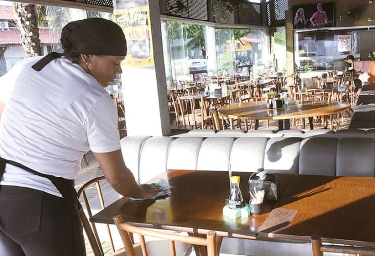 Bares e restaurantes registram alta de 12,1% em julho