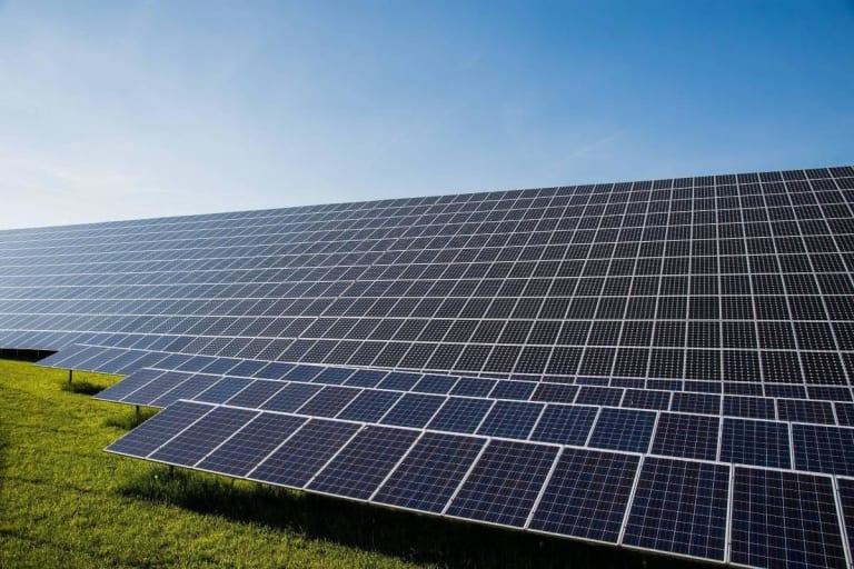Democracia falha e energia solar dilema dos subsídios e do voto brasileiro