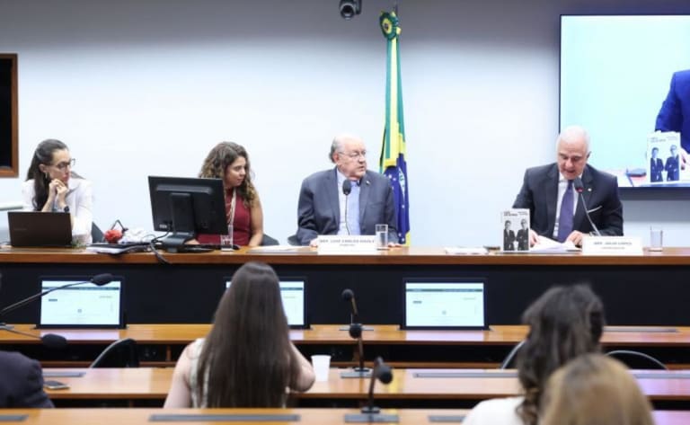 Comissão aprova relatório que propõe criar Agência Antimáfia e intensificar combate à pirataria
