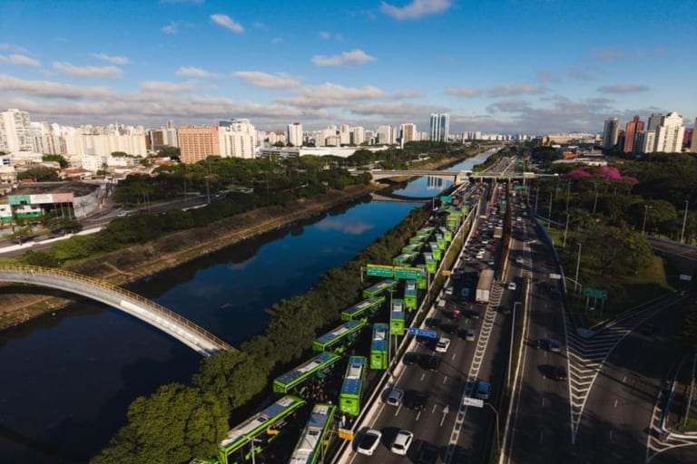 BYD emplaca mais ônibus elétricos que segunda e terceira colocadas somadas e assume liderança no ano