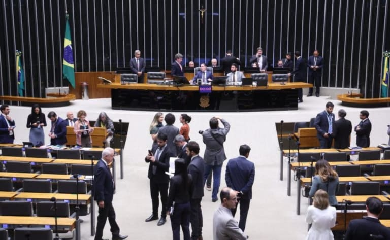 Câmara aprova MP que elimina taxa de importação das blusinhas