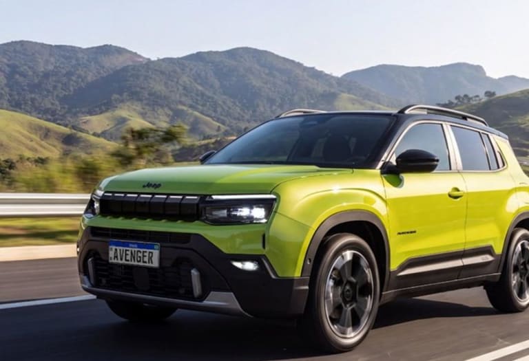 Estreia do Jeep Avenger impulsiona marca ao melhor desempenho de vendas em cinco anos