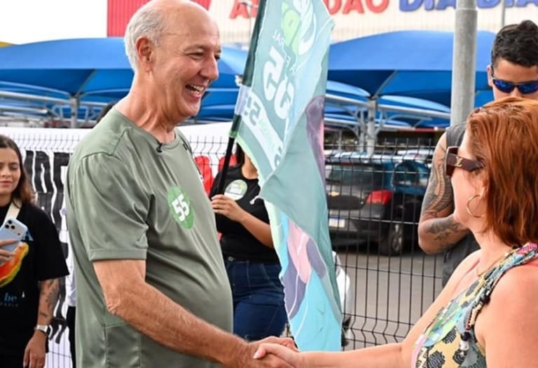 Em campanha, Arruda promete VLT, saúde e obras para o DF