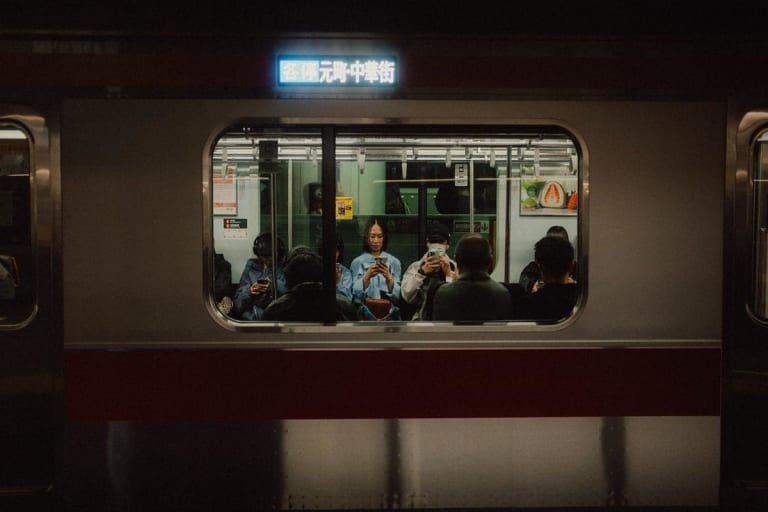 Shinjuku introduz robôs coletores de lixo para reduzir carga da equipe de limpeza JR East