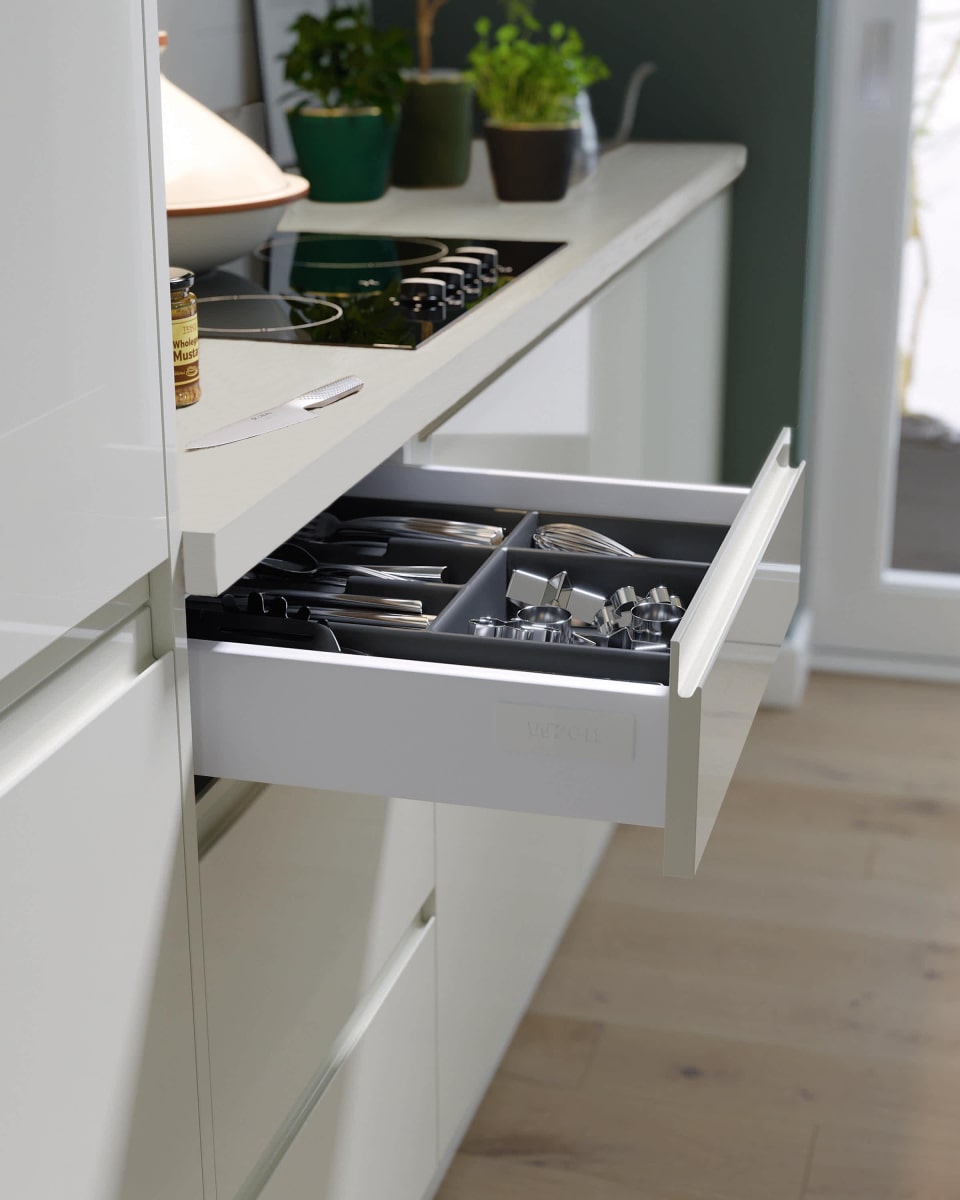 j-pull-kitchen-in-cream-gloss-finish-wren
