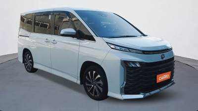 Toyota Voxy 2.0 AT Putih