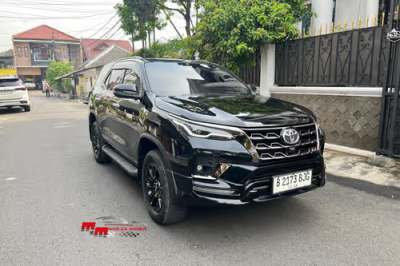 Toyota Fortuner 2.4 4x2 VRZ AT Hitam