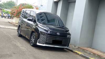 Toyota Voxy 2.0 TSS Automatic
