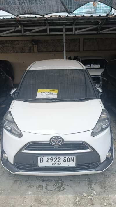 TOYOTA SIENTA 1.5 V AT