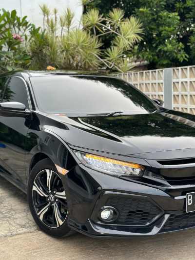 HONDA CIVIC 1.5 L TURBO HB AT