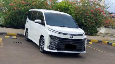 Toyota Voxy 2.0 TSS Automatic